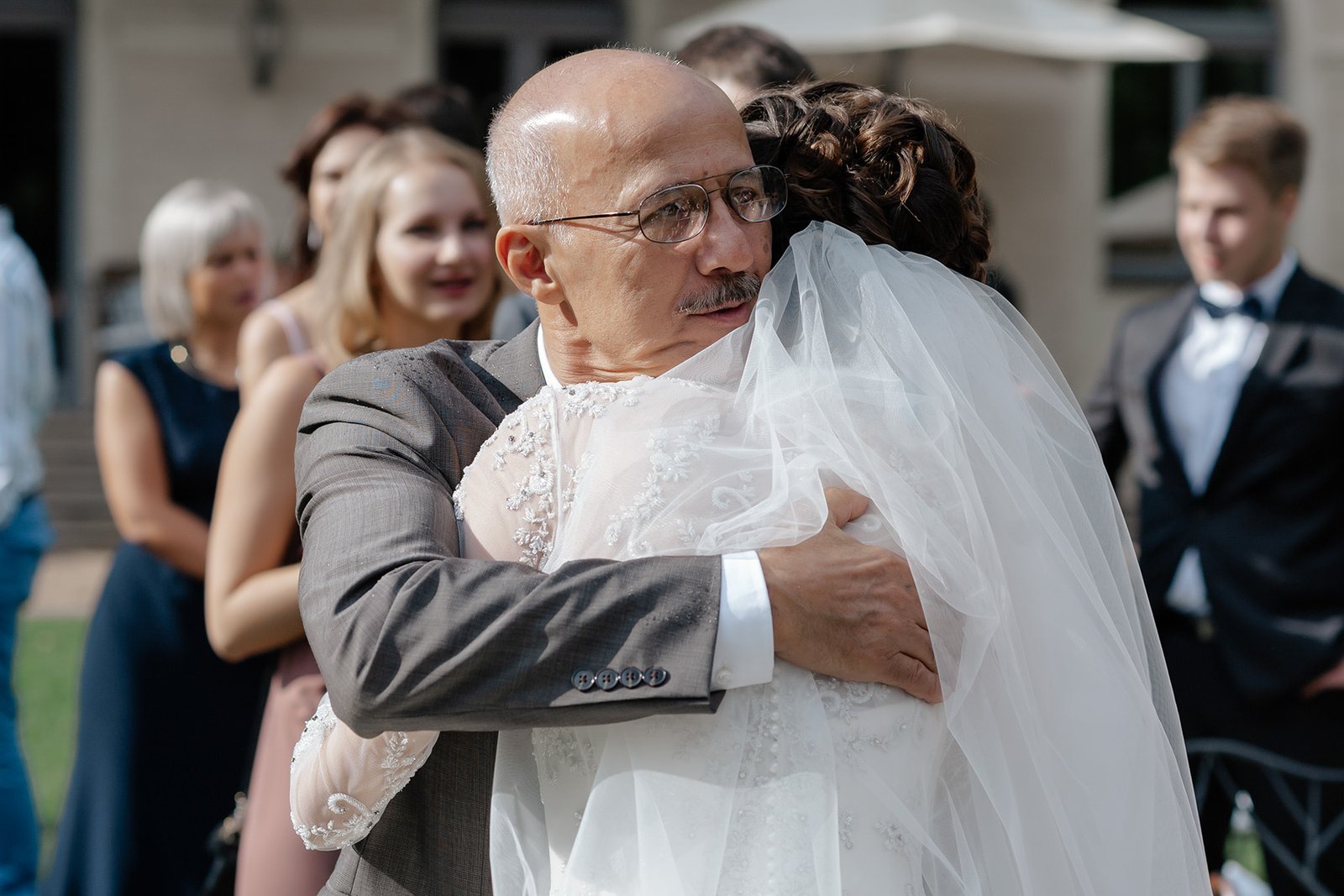 ojciec gratuluje pannie młodej